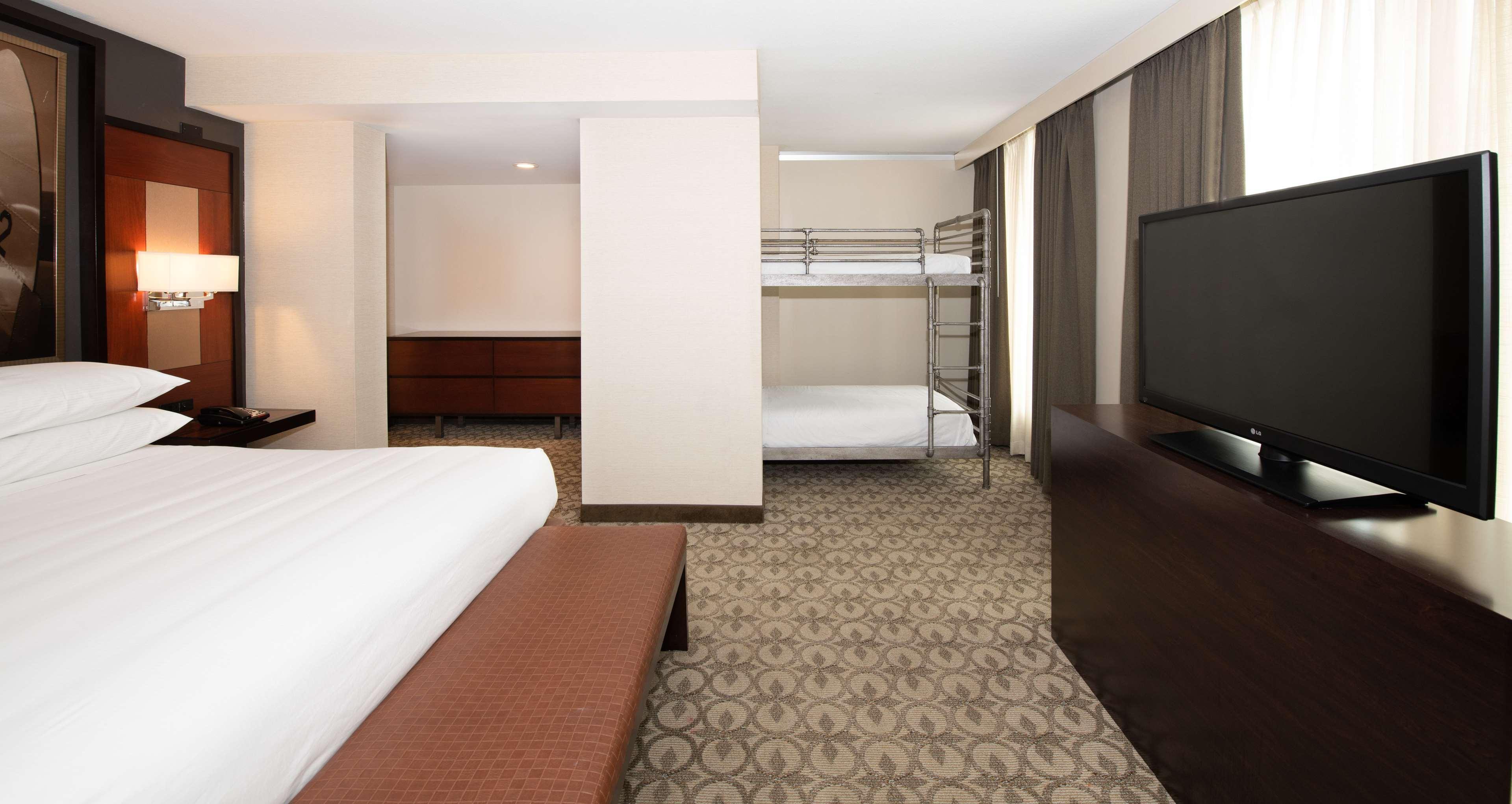 Doubletree Hotel & Suites Charleston Airport Норт Чарлстън Екстериор снимка