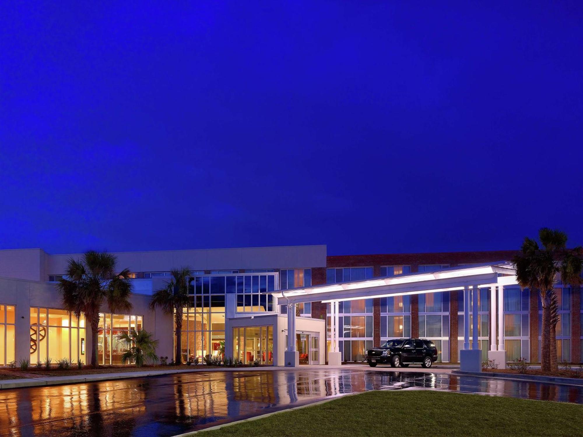 Doubletree Hotel & Suites Charleston Airport Норт Чарлстън Екстериор снимка