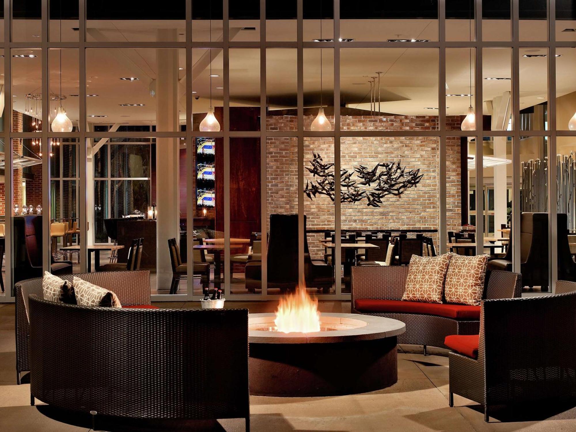 Doubletree Hotel & Suites Charleston Airport Норт Чарлстън Екстериор снимка